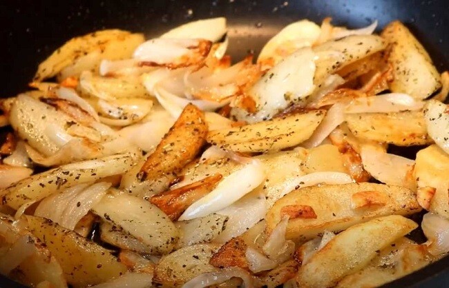Жареная картошка была щедро посыпана пряными. Жареная картошка в муке на сковороде. Жареная картошка в муке. Сколько надо жарить картошку на сковороде по времени. Чем можно заменить лук.